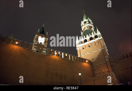 Mur du Kremlin de Moscou avec tours Spasskaya et Tsarskaya nuit close up Banque D'Images