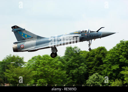 Avion de chasse à réaction Armee de L'Air Dassault Mirage 2000C au salon aérien de Biggin Hill. Décollage Banque D'Images