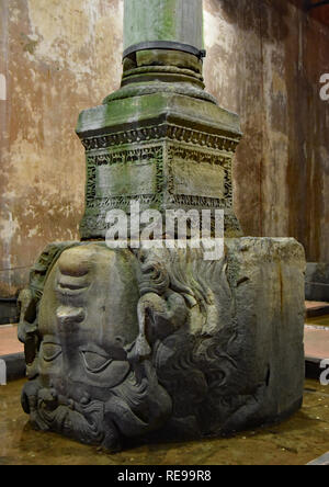 Redéfinie, ancienne tête de Méduse, supporte une colonne une fois couvert par l'eau dans l'immense, la Citerne basilique souterraine, Istanbul, Turquie, l'Europe. Banque D'Images