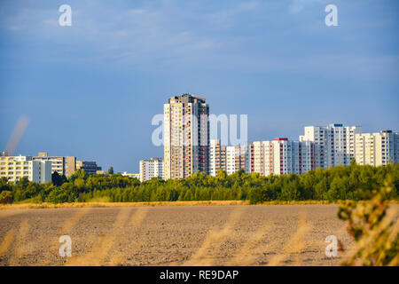 Vue sur un champ récolté à la ville satellite Gropiusstadt à Berlin-Neukölln illuminée par le soleil. Banque D'Images