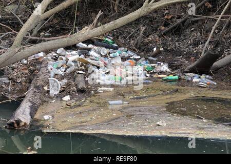 Les bouteilles en plastique et les déchets s'accumulent dans un ruisseau en Caroline du Nord Banque D'Images