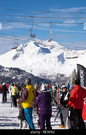 Les skieurs en haut de la Gondole Le Pleney sur les pistes de ski et snowboard avec avec Roc d'Enfer Mountain Morzine Haute Savoie France Banque D'Images