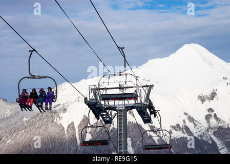 Le Télésiège transportant les skieurs Mouilles jusqu'aux pistes de ski de la Gondole Le Pleney Salon dans les montagnes au-dessus de Morzine ski Haute Savoie France Banque D'Images