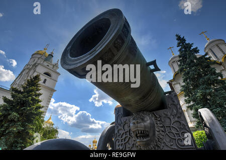 Avis de Tsar Cannon (Canon) Roi à Moscou Kremlin. Le Kremlin est un monument touristique populaire. UNESCO World Heritage Site. Banque D'Images