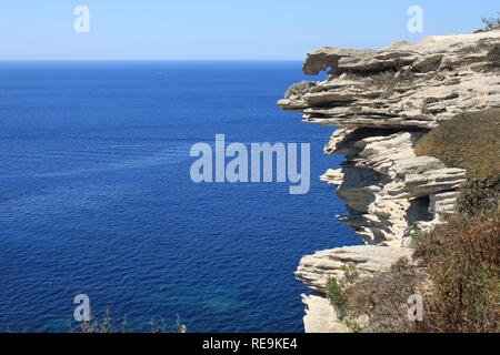 Falaise à la Réserve Naturelle du détroit de Bonifacio, Corse, France Banque D'Images