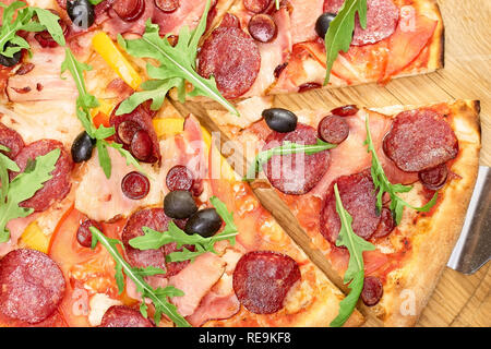 Pizza Slice en tenant avec la spatule. Vue du haut vers le bas sur la spatule enlève Tranche de pizza. Banque D'Images