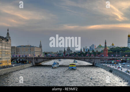 Bateau de croisière naviguant le long de la Moskova, Moscou, Russie au coucher du soleil. Banque D'Images