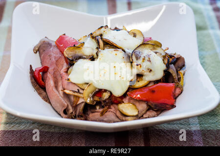 Keto-friendly bunless Philly cheesesteak. Banque D'Images