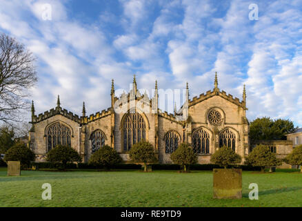 L'église Holy Trinity à Kendal vu de la rive de la rivière Kent Banque D'Images