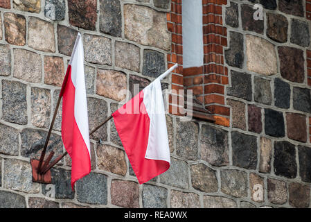 Sopot, Pologne : polonais les drapeaux sur la façade de l'église de garnison Banque D'Images