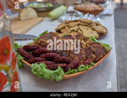 Deux escalopes de viande et la laitue sur une table. Une bonne nutrition, idéal pour tout le monde. Vue de côté. Close-up. La macro photographie. Banque D'Images