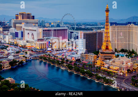 Las Vegas skyline avec fontaines du Bellagio, Paris Las Vegas, Linq High Roller & Las Vegas Strip à Las Vegas, Nevada, USA Banque D'Images