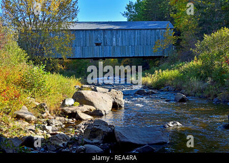 Une vue de côté de l'historique pont couvert en traversant le ruisseau Moosehorn near New Brunswick Canada. Banque D'Images