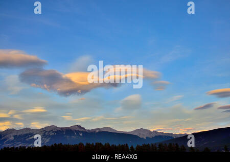 Un nuage lenticulaire la forme d'un oiseau battant passant sur Roche Bonhomme de montagnes dans le parc national Jasper en Alberta au Canada. Banque D'Images