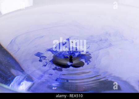 L'encre bleue dans l'eau avec de l'eau gouttes Banque D'Images