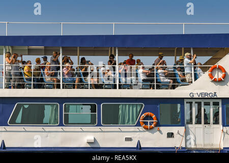 Le lac de Garde, ITALIE - Septembre 2018 : Le côté d'un traversier sur le lac de Garde avec une foule de gens sur le pont supérieur. Banque D'Images