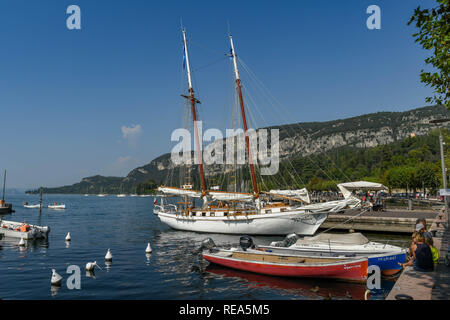 Le lac de Garde, ITALIE - Septembre 2018 : Les petits bateaux et un bateau amarré dans le port de la ville de Garda, sur le lac de Garde. Banque D'Images