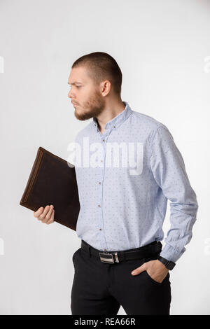 Businessman avec étui en cuir sur fond blanc Banque D'Images