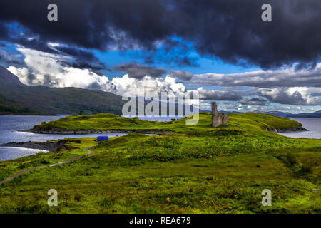 Ruine de Château Ardvreck et tente de camping sur la péninsule pittoresque de Loch Assynt en Ecosse Banque D'Images