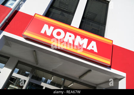 Norma signe en direction générale. Norma est un magasin discount alimentaire avec plus de 1 300 magasins en Allemagne, l'Autriche, la France et la République tchèque. Banque D'Images