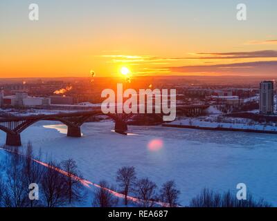 Vue d'hiver de coucher du soleil à Nizhny Novgorod. Copyspace pour le texte. Banque D'Images