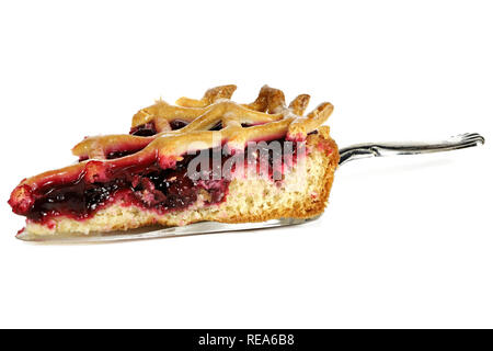 Cake lifter avec cherry cake wedge isolé sur fond blanc Banque D'Images