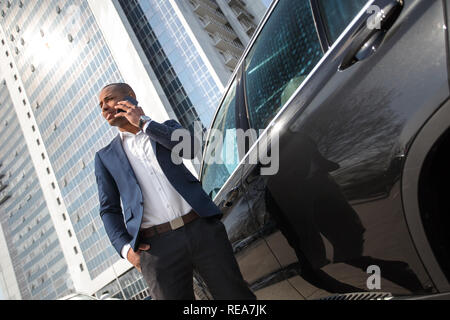 Young Woman talking on smartphone voiture Vue de dessous réfléchie Banque D'Images