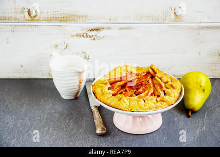 Tarte aux poires ou Tarte fine à la confiture de framboises. Automne saison automne ou dessert Banque D'Images