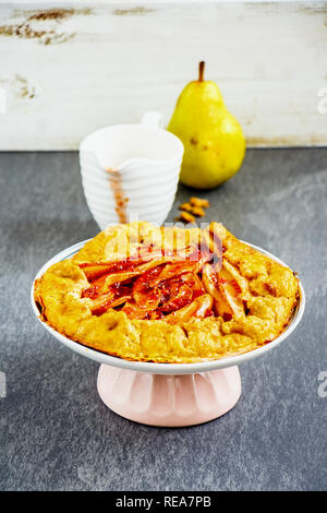 Tarte poires fraîches ou Tarte fine à la confiture de framboises. Automne saison automne ou dessert Banque D'Images