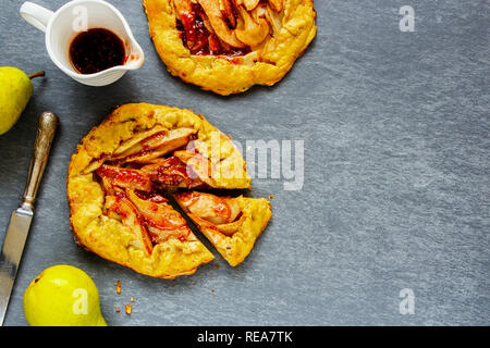 Tarte aux poires ou Tarte fine à la confiture de framboises de mise à plat. Automne saison automne ou dessert Banque D'Images