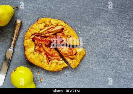 Mise à plat à tarte de poire ou Tarte fine à la confiture de framboises. Automne saison automne ou dessert Banque D'Images