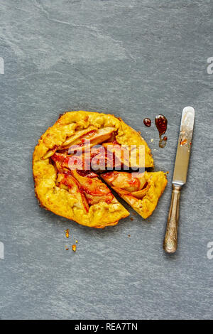 Tarte aux poires maison ou Tarte fine à la confiture de framboises télévision à jeter. Automne saison automne ou dessert Banque D'Images