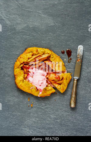 Tarte aux poires ou Tarte fine à la confiture de framboises et de crème glacée de mise à plat. Automne saison automne ou dessert Banque D'Images