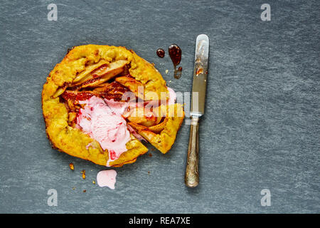 Mise à plat à tarte de poire ou Tarte fine à la confiture de framboises et de la crème glacée. Automne saison automne ou dessert Banque D'Images