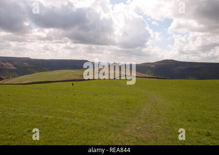 Un marcheur solitaire dans le Peak District près de Derwent Reservoir. Randonnée seule dans le Derbyshire, Royaume-Uni. Marche en côte. Figure lointaine Banque D'Images