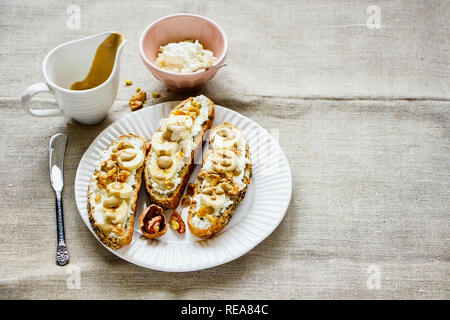 Toasts au fromage avec banane et noix close up Banque D'Images