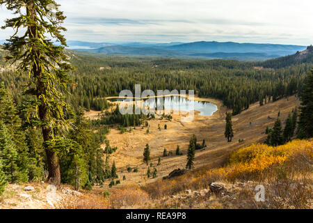 L'automne reste - Crumbaugh Lake remplit la partie sud d'un automne doré pré. Lassen Volcanic National Park, California, USA Banque D'Images