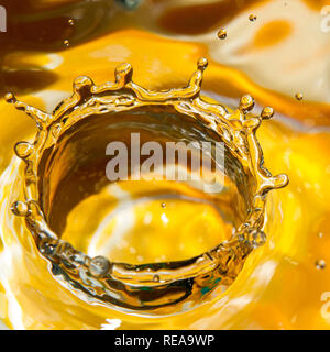 Goutte d'eau - Splash à partir d'une goutte d'eau est gelée dans le temps. Banque D'Images