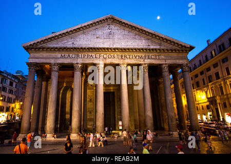 Dans l'ombre de l'Antique - Les visiteurs profiter d'une chaude soirée d'en face de l'ancien panthéon des capacités. Panthéon, Rome, Italie Banque D'Images