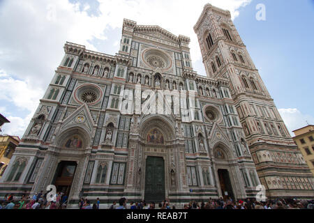 La foule de nains - une masse de visiteurs est éclipsé par l'avant de la cathédrale de Florence. Florence, Italie Banque D'Images