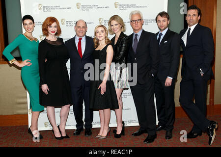 NEW YORK, NY - 22 avril : Jessica Pare, Christina Hendricks, Matthew Weiner, Kiernan Shipka, January Jones, Vincent Kartheiser et Jon Hamm BAFTA assister à New York célèbre 'Mad Men' au Harvard Club le 22 avril 2013 à New York. (Photo par Steve Mack/S.D. Mack Photos) Banque D'Images