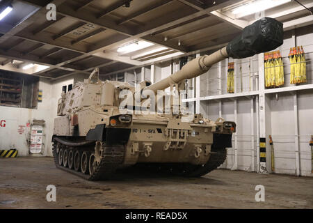 Un obusier M109A7 à partir de la 1re Brigade blindée, l'équipe de combat de la 1ère Division d'infanterie, manoeuvres à l'intérieur de la baie de chargement du navire résoudre 20 janvier 2019, à Anvers, Belgique. 1ère ABCT, 1ID va soutenir résoudre au cours de l'Atlantique et mixte multinationaux de formation axée sur le renforcement des liens entre alliés et partenaires, l'accroissement de l'interopérabilité et la construction de l'état de préparation. (U.S. Photo de l'armée par le Sgt. Benjamin Northcutt, 21e) Commande de soutien du théâtre Banque D'Images