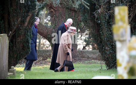 Wolferton, Norfolk, Royaume-Uni. Le 20 janvier, 2019. Sa Majesté la Reine Elizabeth II, marche devant le Prince Andrew, duc de York, avec le Révérend Canon Jonathon Riviere, assiste à l'église Saint Pierre de dimanche matin, dans Wolferton, Norfolk, le 20 janvier 2019. Crédit : Paul Marriott/Alamy Live News Banque D'Images