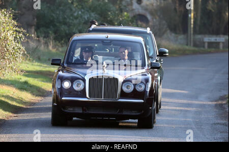 Wolferton, Norfolk, Royaume-Uni. Le 20 janvier, 2019. Le conducteur portant SA MAJESTÉ LA REINE ELIZABETH II porter une ceinture, mais l'agent de protection dans le siège passager n'est pas en porter un, à mesure qu'ils arrivent à l'église Saint Pierre de dimanche matin, dans Wolferton, Norfolk, le 20 janvier 2019. Crédit : Paul Marriott/Alamy Live News Banque D'Images