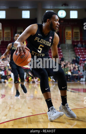 Conte Forum. 20 Jan, 2019. MA, USA, Florida State Seminoles guard PJ Savoie (5) avec la balle pendant le jeu de basket-ball de NCAA entre Florida State Seminoles et Boston College Eagles à Conte Forum. Boston College a gagné 87-82. Anthony Nesmith/CSM/Alamy Live News Banque D'Images