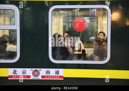 (190121) -- BEIJING, 21 janvier 2019 (Xinhua) -- passagers sur le train K4051 à Nantong Ville dans la province de Jiangsu en Chine de l'est d'attendre pour le départ à la gare de Pékin à Beijing, capitale de la Chine, 21 janvier 2019, le premier jour de la Fête du Printemps 2019 Les rush. Des centaines de millions de Chinois de retour chez eux chaque année pour le Nouvel An lunaire, ou Fête du printemps, les réunions de famille, formant ainsi la Fête du Printemps les rush. La fête du printemps, ou l'année du cochon dans le calendrier lunaire chinois, commencera le 5 février cette année. Les 40 jours du Festival du printemps 2019 les ru Banque D'Images