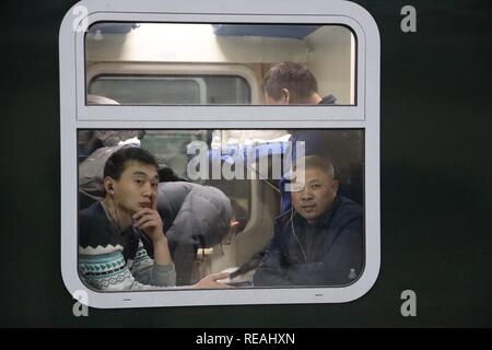 (190121) -- BEIJING, 21 janvier 2019 (Xinhua) -- passagers sur le train K4051 à Nantong Ville dans la province de Jiangsu en Chine de l'est d'attendre pour le départ à la gare de Pékin à Beijing, capitale de la Chine, 21 janvier 2019, le premier jour de la Fête du Printemps 2019 Les rush. Des centaines de millions de Chinois de retour chez eux chaque année pour le Nouvel An lunaire, ou Fête du printemps, les réunions de famille, formant ainsi la Fête du Printemps les rush. La fête du printemps, ou l'année du cochon dans le calendrier lunaire chinois, commencera le 5 février cette année. Les 40 jours du Festival du printemps 2019 les ru Banque D'Images