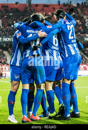 Nuremberg, Allemagne. 20 Jan, 2019. Les joueurs de l'Hertha Berlin célébrer lors d'un match de Bundesliga allemande entre 1.FC Nuremberg et Hertha BSC, à Nuremberg, Allemagne, le 20 janvier, 2019. Le Hertha Berlin a gagné 3-1. Crédit : Kevin Voigt/Xinhua/Alamy Live News Banque D'Images