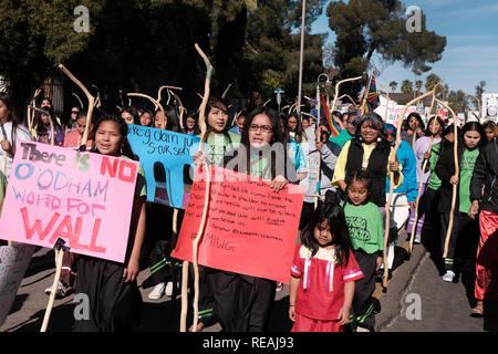 Tucson, Arizona, USA. 20 Jan, 2019. Une foule de 15 000 ont pris part à la femme de mars à Tucson. Les manifestants se sont mobilisés pour les droits de la femme et contre l'emporte sur les politiques qui sont préjudiciables aux femmes. Ils étaient dirigés par des membres de la nation Tohono O'odham. Crédit : Christopher Brown/ZUMA/Alamy Fil Live News Banque D'Images