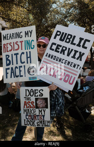 Tucson, Arizona, USA. 20 Jan, 2019. Une foule de 15 000 ont pris part à la femme de mars à Tucson. Les manifestants se sont mobilisés pour les droits de la femme et contre l'emporte sur les politiques qui sont préjudiciables aux femmes. Ils étaient dirigés par des membres de la nation Tohono O'odham. Crédit : Christopher Brown/ZUMA/Alamy Fil Live News Banque D'Images